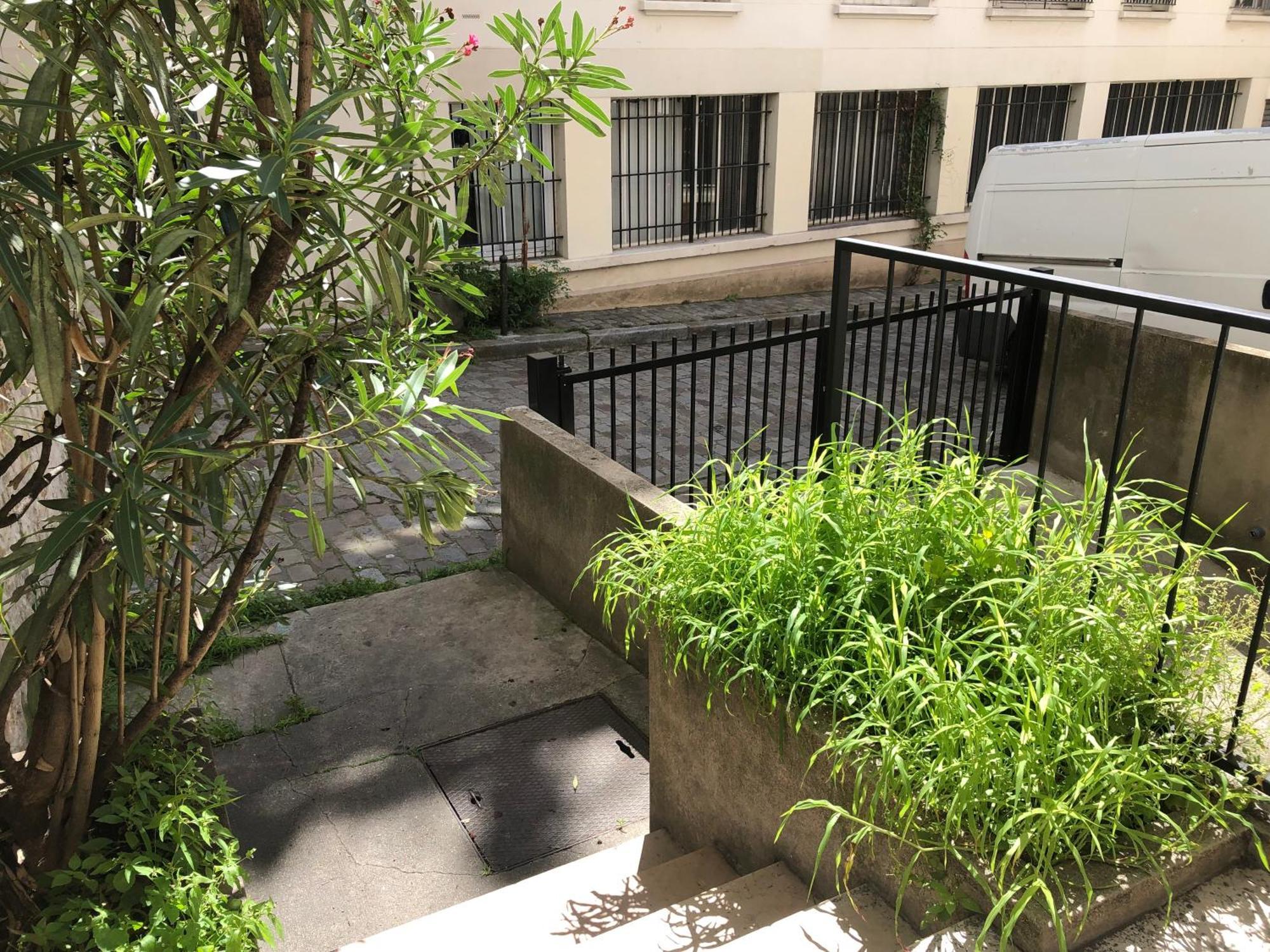Studio Pigalle De 25 M2 - 2 Lits Simples Type Gigogne Pour 2 Personnes - Coeur Touristique De Paris - 2 Minutes De La Station Metro Pigalle ,Petit Train Vers La Butte Montmartre-Cabarets Moulin Rouge,Chez Michou-Restaurants Bouillon Pigalle,Berliner Exterior photo