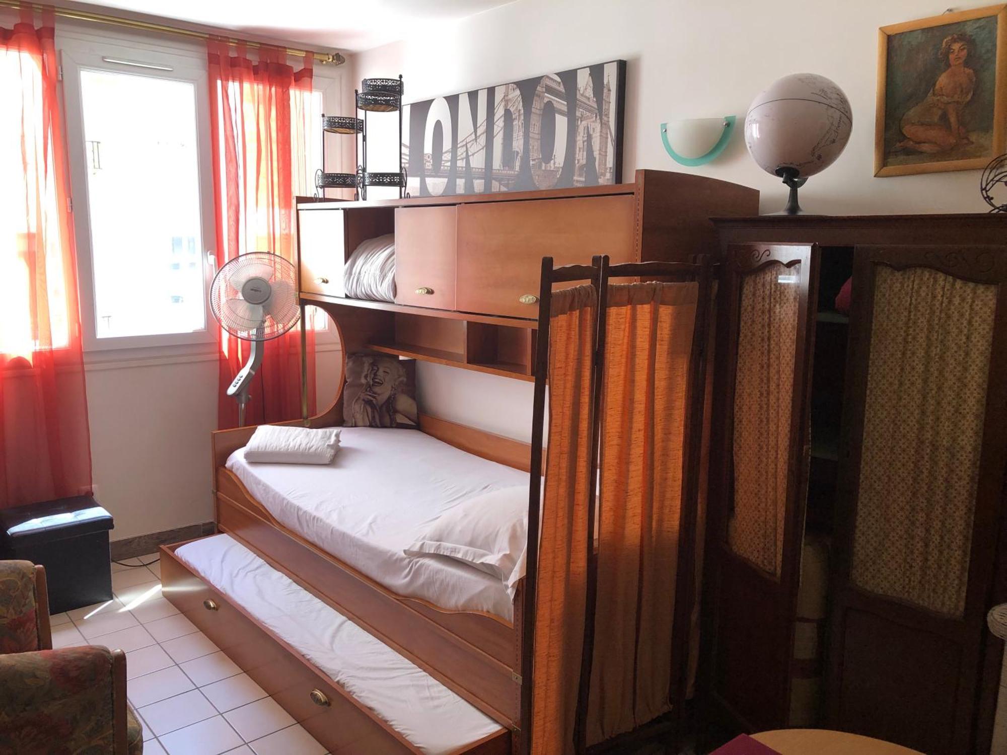 Studio Pigalle De 25 M2 - 2 Lits Simples Type Gigogne Pour 2 Personnes - Coeur Touristique De Paris - 2 Minutes De La Station Metro Pigalle ,Petit Train Vers La Butte Montmartre-Cabarets Moulin Rouge,Chez Michou-Restaurants Bouillon Pigalle,Berliner Exterior photo