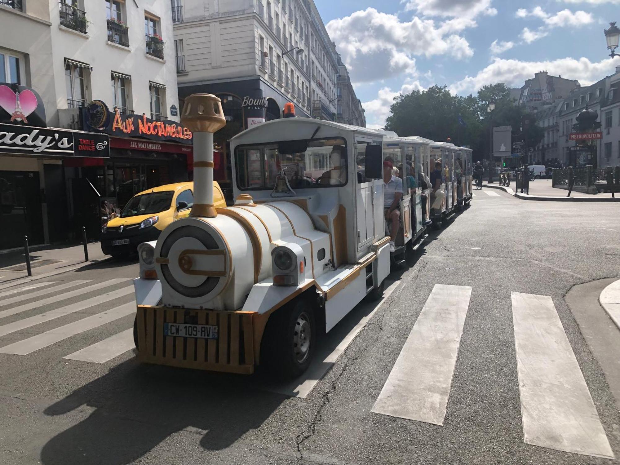Studio Pigalle De 25 M2 - 2 Lits Simples Type Gigogne Pour 2 Personnes - Coeur Touristique De Paris - 2 Minutes De La Station Metro Pigalle ,Petit Train Vers La Butte Montmartre-Cabarets Moulin Rouge,Chez Michou-Restaurants Bouillon Pigalle,Berliner Exterior photo