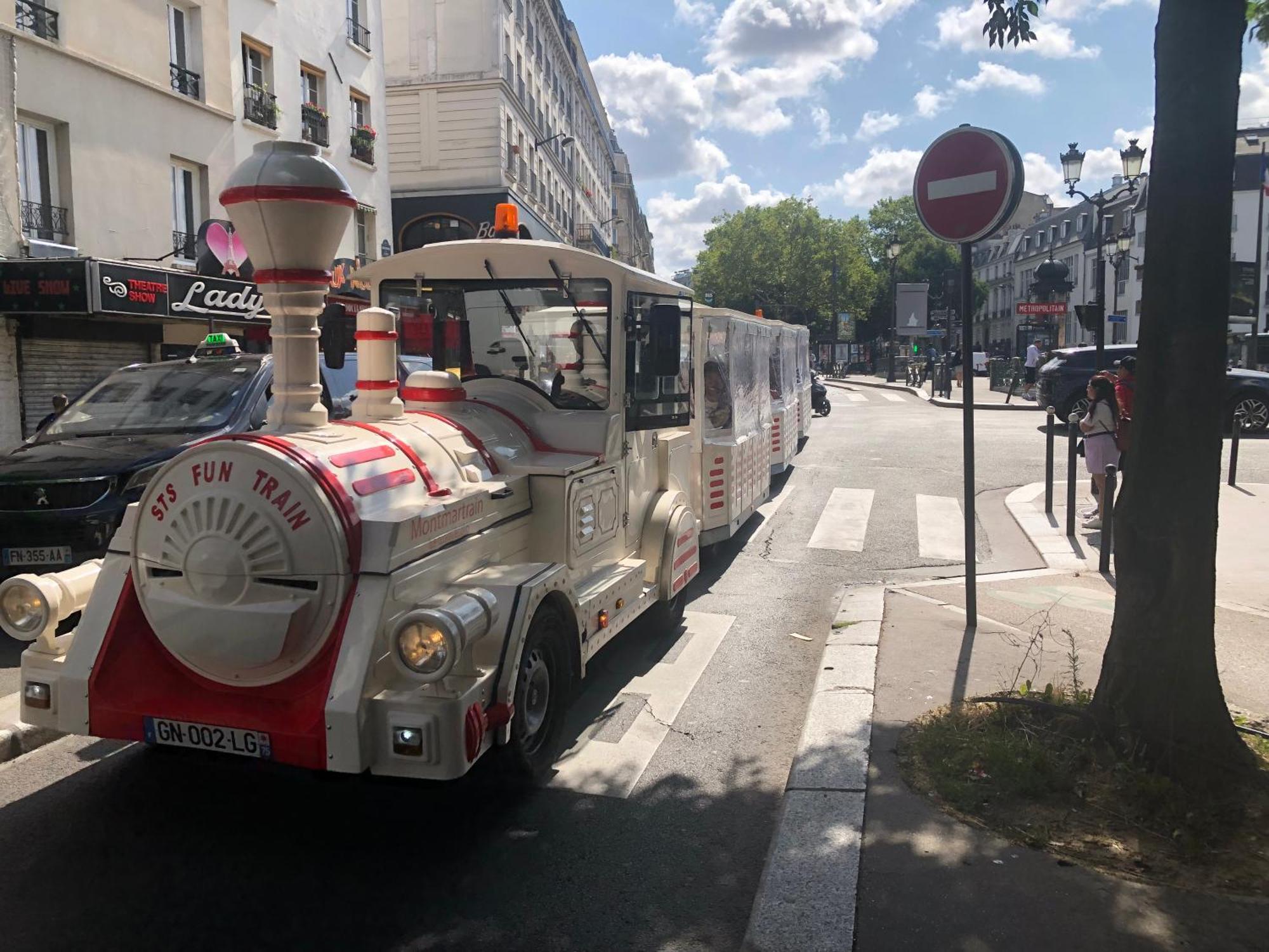 Studio Pigalle De 25 M2 - 2 Lits Simples Type Gigogne Pour 2 Personnes - Coeur Touristique De Paris - 2 Minutes De La Station Metro Pigalle ,Petit Train Vers La Butte Montmartre-Cabarets Moulin Rouge,Chez Michou-Restaurants Bouillon Pigalle,Berliner Exterior photo