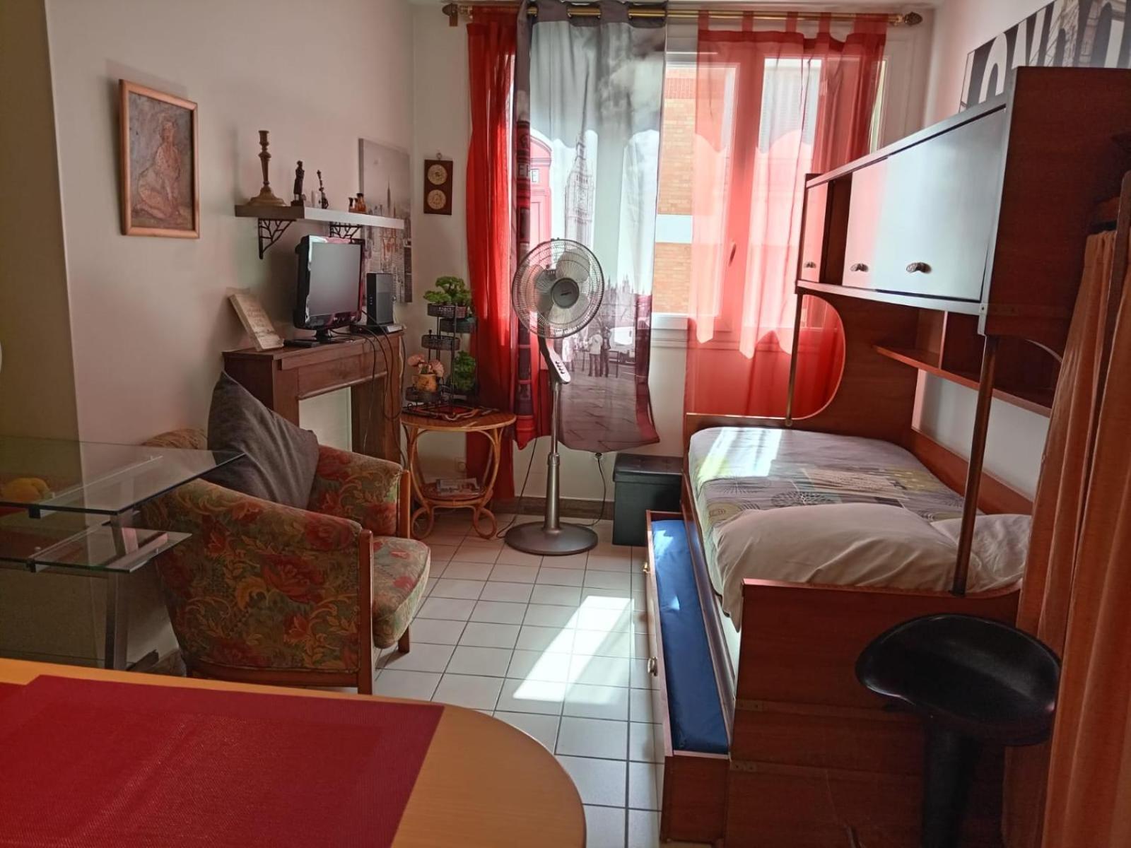 Studio Pigalle De 25 M2 - 2 Lits Simples Type Gigogne Pour 2 Personnes - Coeur Touristique De Paris - 2 Minutes De La Station Metro Pigalle ,Petit Train Vers La Butte Montmartre-Cabarets Moulin Rouge,Chez Michou-Restaurants Bouillon Pigalle,Berliner Exterior photo