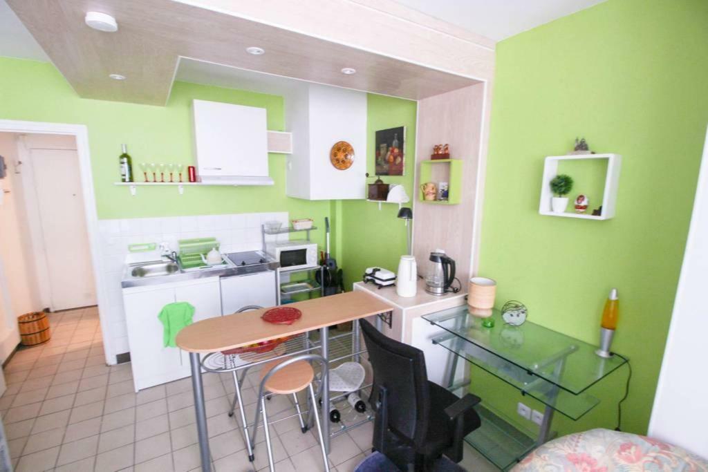 Studio Pigalle De 25 M2 - 2 Lits Simples Type Gigogne Pour 2 Personnes - Coeur Touristique De Paris - 2 Minutes De La Station Metro Pigalle ,Petit Train Vers La Butte Montmartre-Cabarets Moulin Rouge,Chez Michou-Restaurants Bouillon Pigalle,Berliner Exterior photo